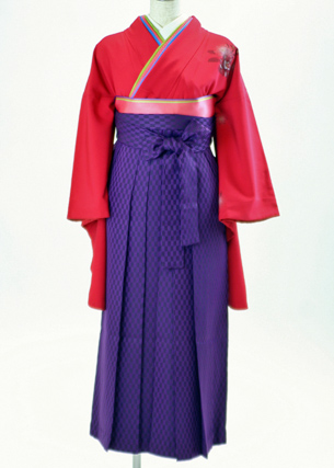 ワインピンクの着物は人目を引く事間違いなし。 袴は定番の紫（矢がすり地 ... 続きを読む