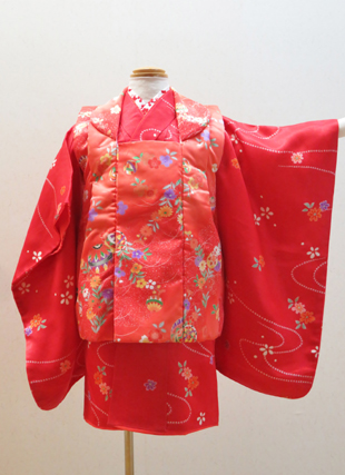 被布：赤地花ちょう花紋